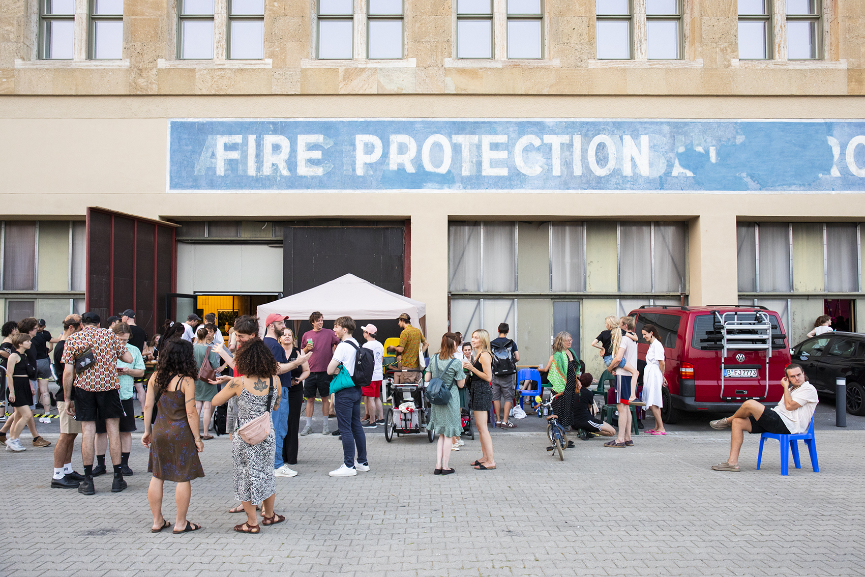 Menschen vor der alten Feuerwache Tempelhof am Tag der Eröffnung
